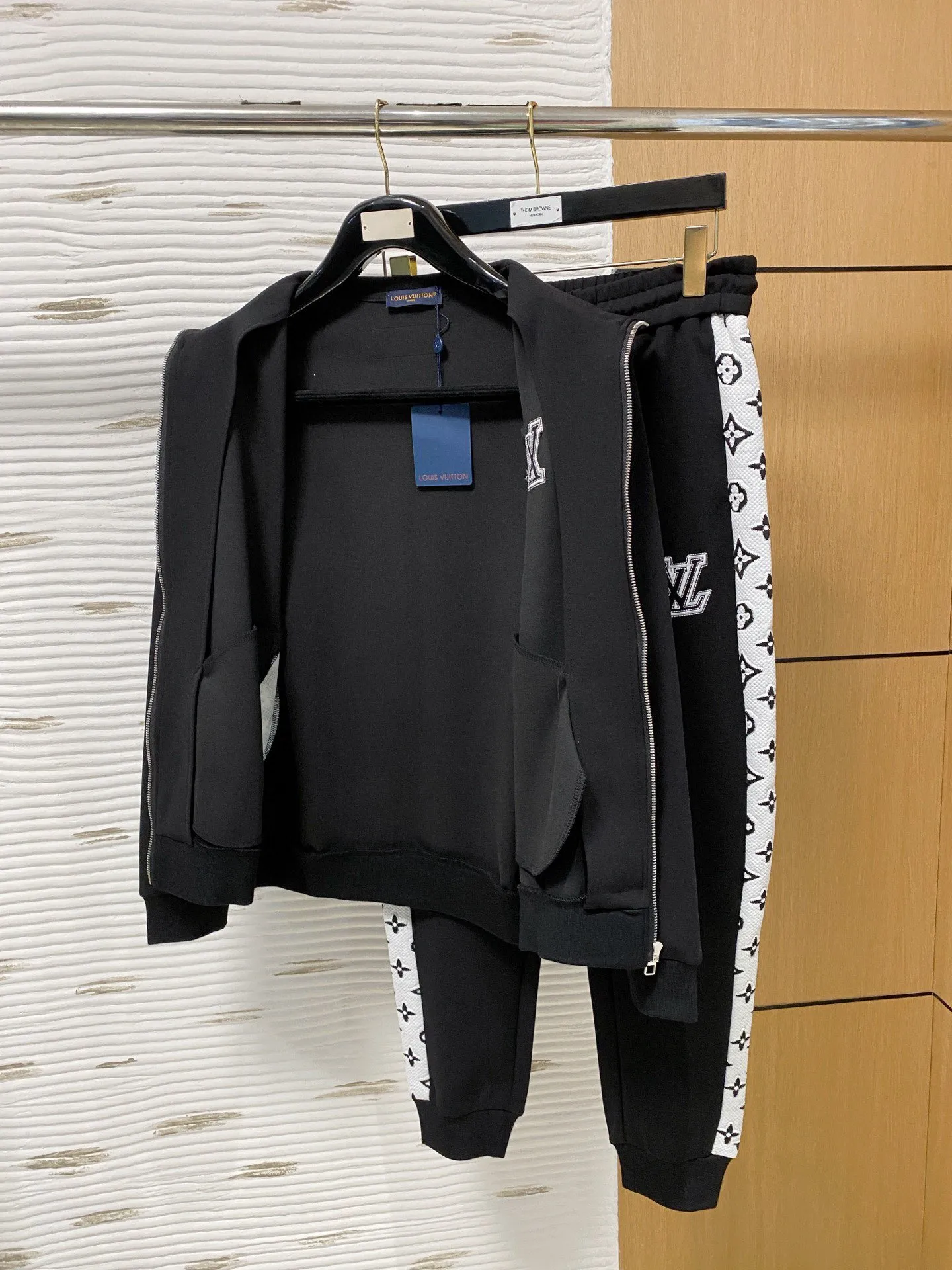 🅿️720 [LV Louis Vuitton] hot-selling suit is coming. Focus on the original version of the official website. 2025 new hot-selling cardigan and sweatshirt suit. The original order is the best. 🇭🇰The meticulous work of top designers. It has a fitting and perfect upper body effect. All-natural high-quality Tencel Roman cotton 100%, close-fitting comfort, noble and elegant! Original hardware embodies elegance and nobility! Counter size: M-3XL (maximum wear up to 190 pounds)